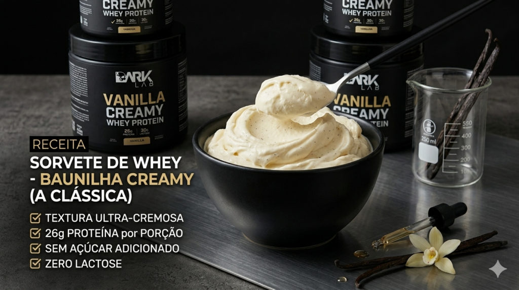 Fotografia de alta resolução mostrando uma tigela de sorvete de whey protein caseiro sabor Baunilha Creamy Dark Lab. A imagem inclui um gráfico de texto descritivo detalhando os benefícios: 'RECEITA SORVETE DE WHEY - BAUNILHA CREAMY (A CLÁSSICA)'. Inclui checklist com: Textura Ultra-Cremosa, 26g Proteína por porção, Sem Açúcar Adicionado e Zero Lactose. A estética é moderna e industrial, alinhada com a marca Dark Lab. Inclui bequer com baunilha e dropper.